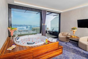 Deluxe kamer | Lakens van Egyptisch katoen, luxe beddengoed, een minibar