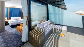 Habitación Deluxe | Ropa de cama de alta calidad y minibar