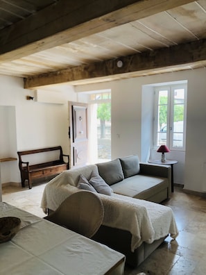 Télévision, cheminée, imprimantes