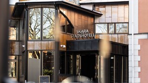 Un edificio moderno con un letrero que dice "SKARA STADSHOTELL".