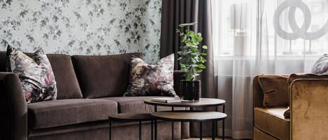 Una sala de estar moderna con un sofá, una mesa de centro y una planta.