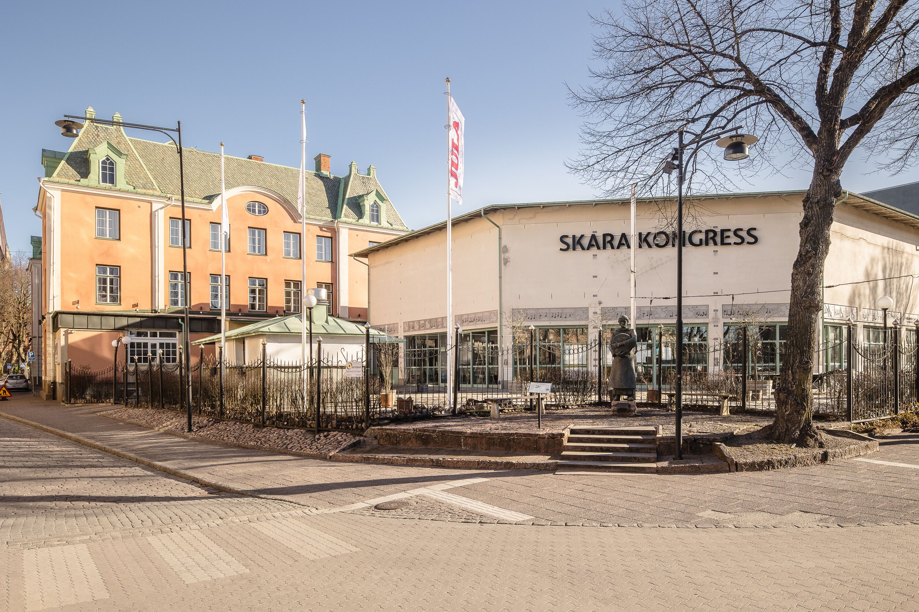 A building with a sign reading "SKÅRA KONGRESS".