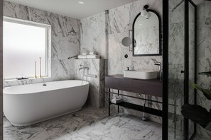 Deluxerum | Bathroom | Hair dryer, towels - Skara Stadshotell (Skara)