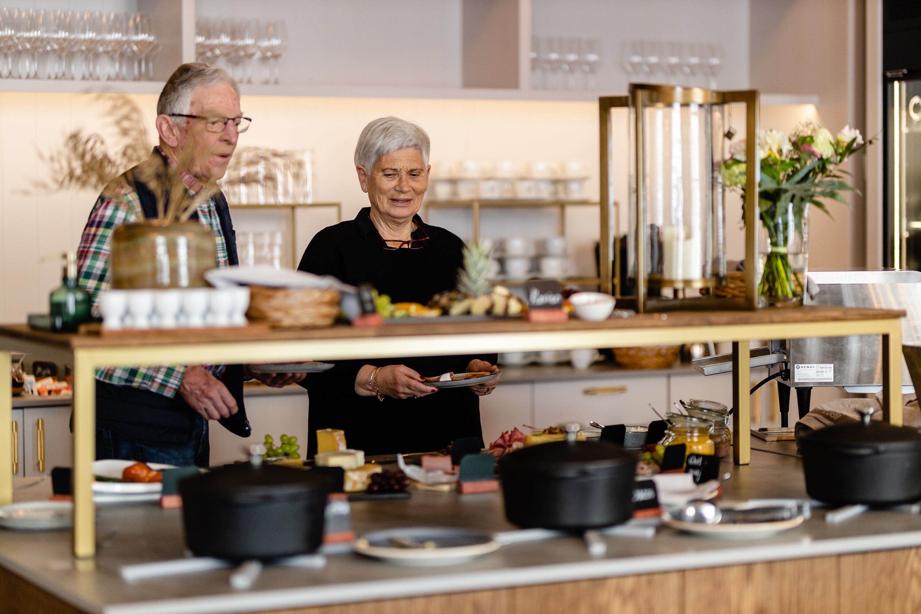 Buffet amb diversos aliments i condiments.
