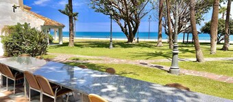 Castle Beach House. Luxury beachfront villa