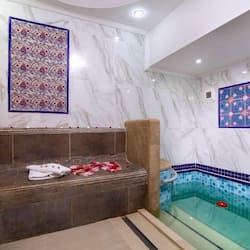 Suíte família, 1 quarto, sacada, vista para o jardim | Banheiro | Banheira, banheiras de fontes termais, produtos de toalete grátis