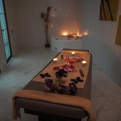 Een sauna, een stoombad, warm/mineraalwaterbronnen, een Turks bad/hammam