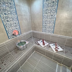 Familie suite, 1 slaapkamer, balkon, uitzicht op tuin | Badkamer | Een bad, een bronwaterbad, gratis toiletartikelen, een haardroger