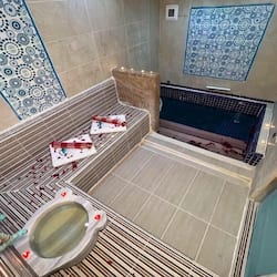 Suíte família, 1 quarto, sacada, vista para o jardim | Banheiro | Banheira, banheiras de fontes termais, produtos de toalete grátis