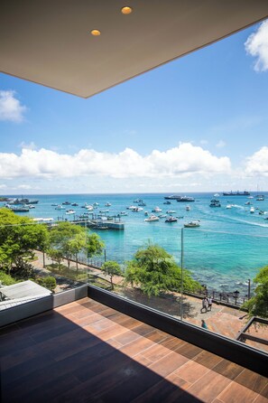 Egyptian cotton sheets, premium bedding, minibar, desk - Hotel Indigo Galapagos by IHG (Puerto Baquerizo Moreno)