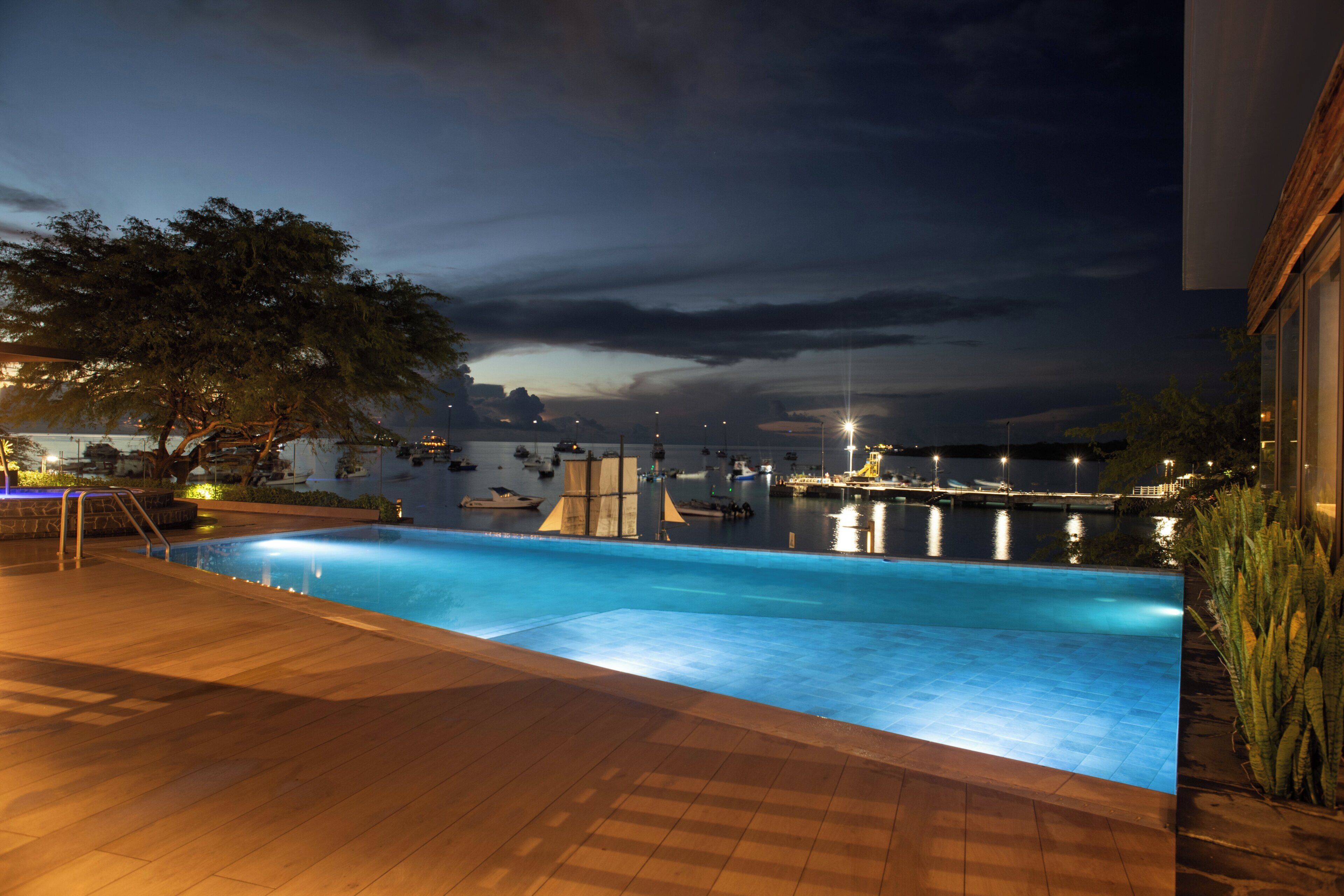 Utendørsbasseng og solsenger