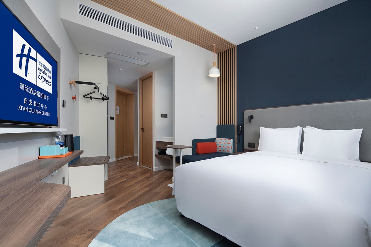 Standard Room, 1 King Bed | Soundproofing, WiFi (free), bed sheets