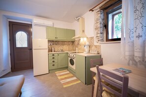 Réfrigérateur, un four, surface de cuisson, cafetière-théière