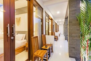 5 bedrooms, internet, bed sheets - Villa Aruna Batu Bolong Beauty 5 bed air/con living (Badung)