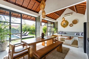 Dining - Villa Aruna Batu Bolong Beauty 5 bed air/con living (Badung)