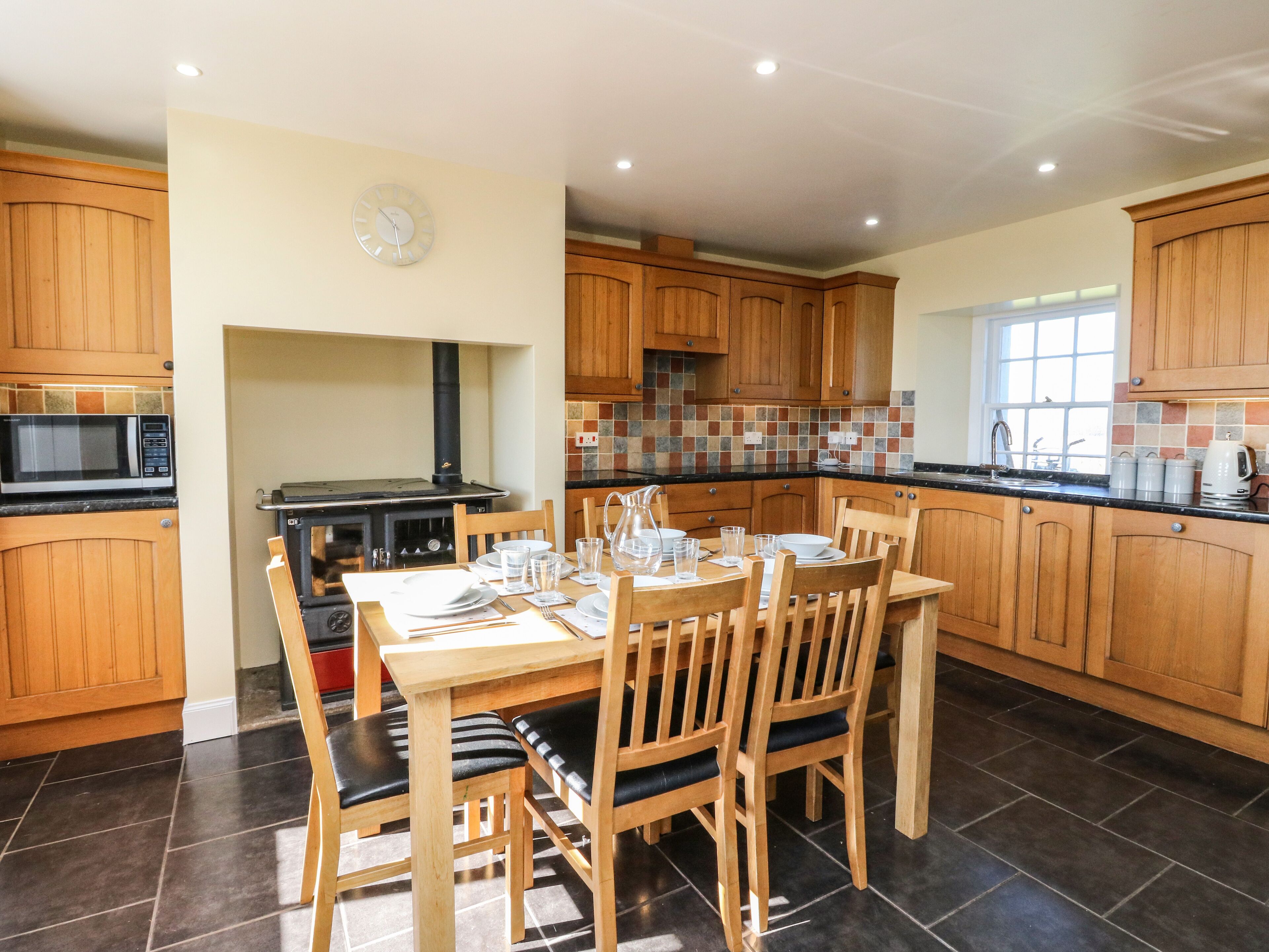 Feriehus | Privat køkken | Køleskab, opvaskemaskine, elkedel, brødrister