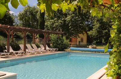 Three gîtes set in a large estate, around a 27° heated swimming pool.