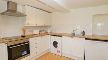 Cottage | Private kitchen | Fridge, dishwasher, electric kettle, toaster