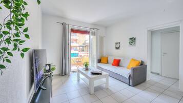 Apartamento família, vários quartos (Central Love) | Área de estar | TV 21 polegadas com canais via satélite