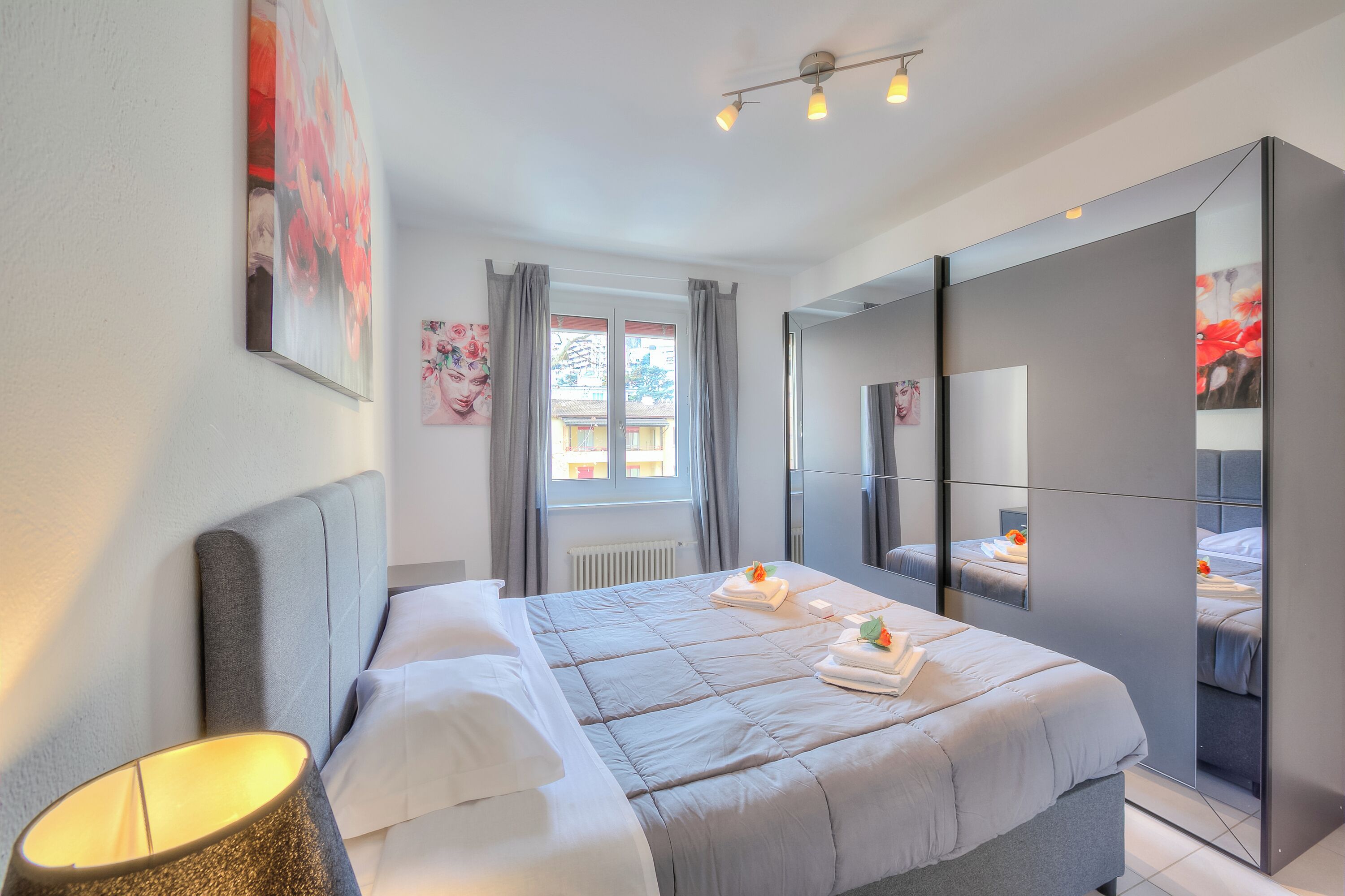 2 bedrooms, free Internet, bed sheets