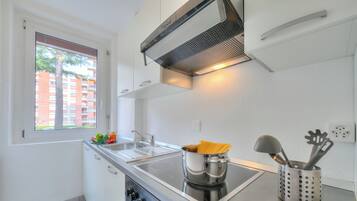 Departamento familiar, varias habitaciones (Casa Glicine) | Cocina privada | Refrigerador, microondas, horno y parrilla de estufa