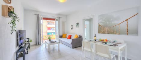 Familienapartment, Mehrere Schlafzimmer (Central Love) | Wohnbereich | 21-Zoll-Fernseher mit Satellitenempfang