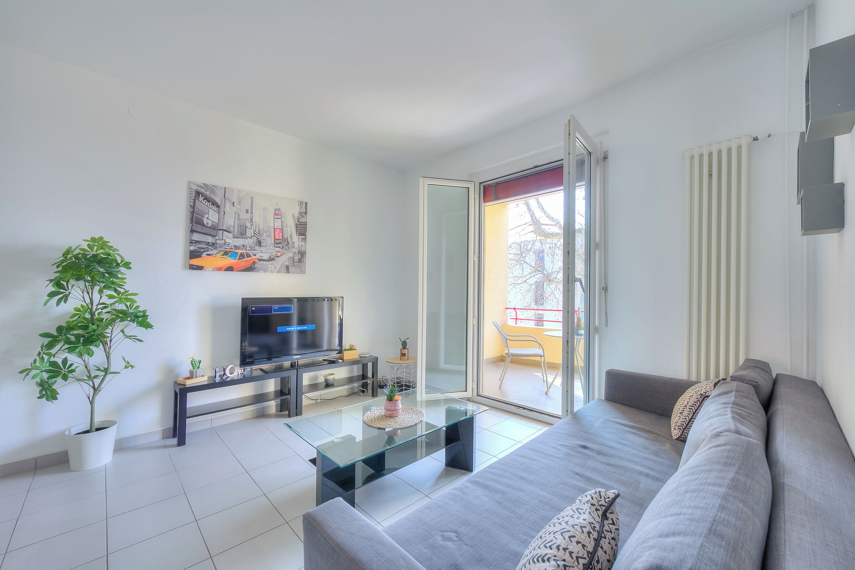 Departamento familiar, varias habitaciones (Central Amor) | Área de sala de estar | Televisión de 21 pulgadas con canales vía satélite 