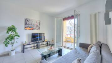 Departamento familiar, varias habitaciones (Central Amor) | Área de sala de estar | Televisión de 21 pulgadas con canales vía satélite