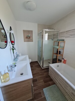 Bathtub, hair dryer, towels
