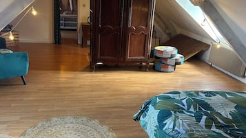 11 slaapkamers, een bureau, een strijkplank/strijkijzer, reisbedje