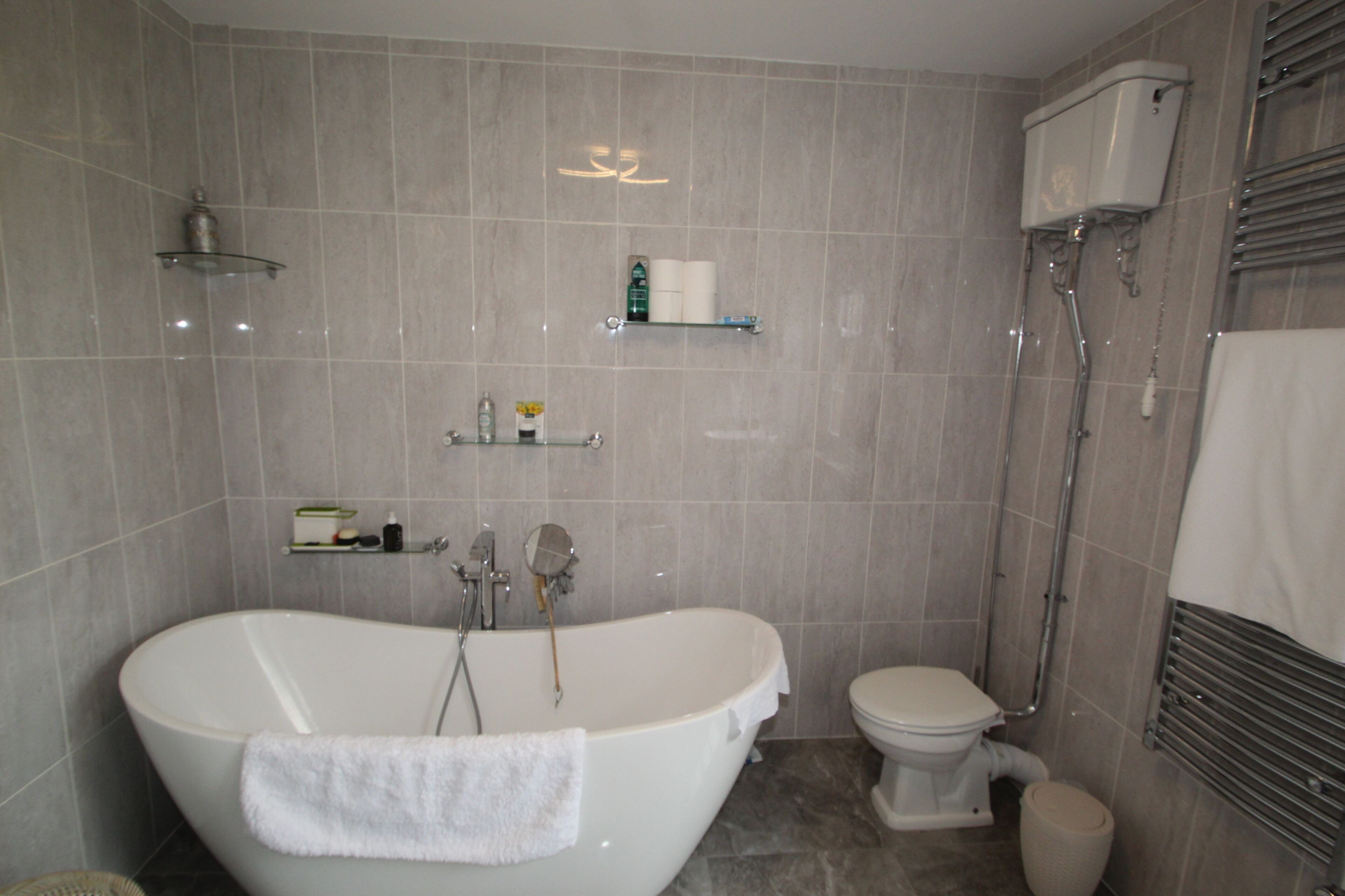 Badewanne, Handtücher, Toilettenpapier