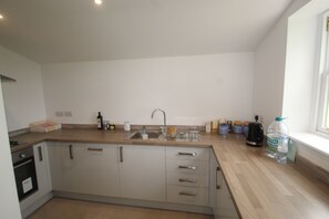 Oven, stovetop, electric kettle, cookware/dishes/utensils - Lodge surrounded by idyllic countryside (Kidderminster)