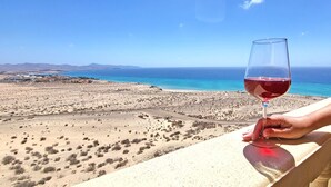 En balkong med fri utsikt över en strand och havet.