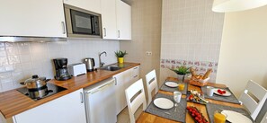Fridge, microwave, stovetop, coffee/tea maker - Apartment Casa Lotta, 2 bedrooms, sea view, balcony, WiFi (Costa Calma)
