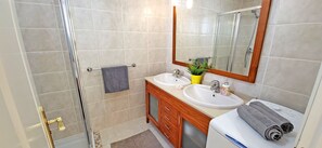 Douche, séchoir à cheveux, serviettes fournies