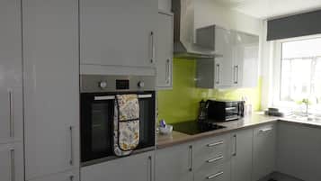Superior Apartment | Private kitchen | Fridge, microwave, oven, cookware/dishes/utensils