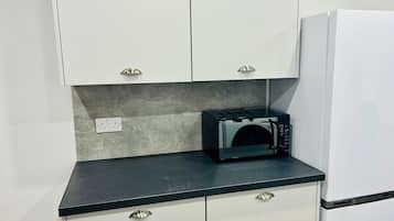 Superior Apartment | Private kitchen | Fridge, microwave, oven, cookware/dishes/utensils