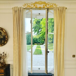 Grand Villa, 3 Bedrooms, Pool Access, Park View | Dining room - Le Château d'Hardricourt (Hardricourt)