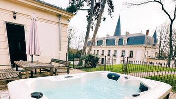 Luxury Studio Suite, 1 Bedroom, Hot Tub, Annex Building | Premium bedding, individually decorated, iron/ironing board, free WiFi