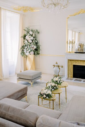 Villa Grand, 3 habitaciones, acceso a la alberca, vista al parque | Área de sala de estar