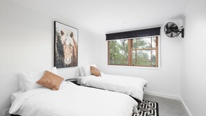 6 bedrooms, iron/ironing board, free WiFi, bed sheets - Yarrawong Farm, near Berry (Jaspers Brush)