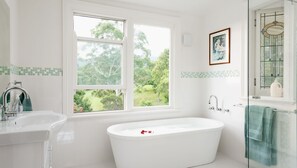 Bathtub, towels - Yarrawong Farm, near Berry (Jaspers Brush)