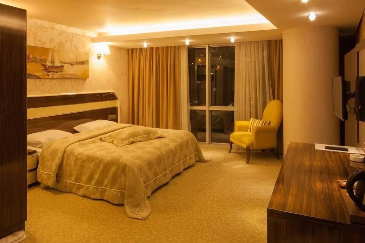 Classic-Doppelzimmer | Zimmersafe, Schreibtisch, laptopgeeigneter Arbeitsplatz