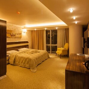 经典双人房 | 客房内保险箱、办公桌、笔记本电脑工作区、隔音