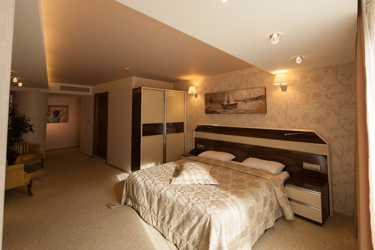 In-room safe, desk, laptop workspace, soundproofing
