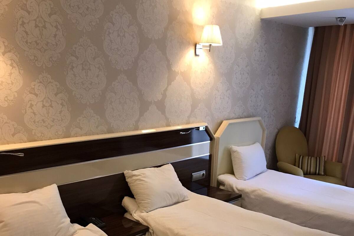 Classic-Dreibettzimmer | Zimmersafe, Schreibtisch, laptopgeeigneter Arbeitsplatz