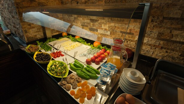 Un buffet proposant une variété d’aliments, notamment des fruits, des légumes et des œufs.