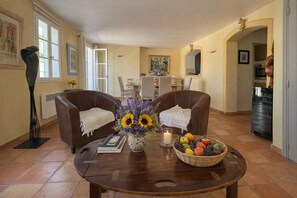 Interior - Holiday Home 'Grillons' with Shared Pool, Wi-Fi and Air Conditioning (Saint-Tropez)