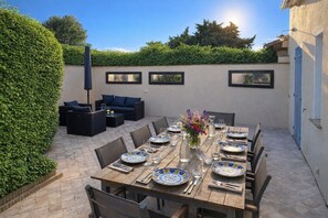 Outdoor dining - Holiday Home 'Grillons' with Shared Pool, Wi-Fi and Air Conditioning (Saint-Tropez)