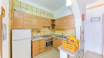 Een koelkast, een microgolfoven, een oven, een kookplaat